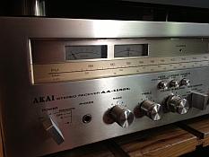 détail de la façade de l'Akai AA-810L