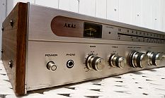 détail de la façade de l'Akai AA-810L