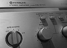 détail de la façade de l'ampli Mosfet HITACHI HA-5700 Vintage