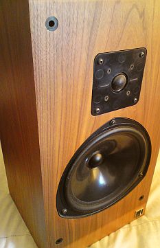 détail façade enceinte KEF 103.2