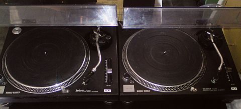 couple Technics sl1210mk2 vintage