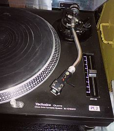 détail platine Technics sl1210mk2 vintage